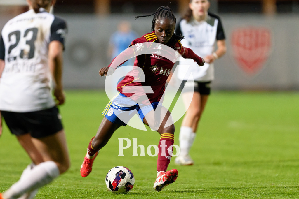 DZ9_4904_c | Switzerland: AXA Womens Super League 2025/26, Servette FC Chenois Feminin vs FC Aarau Frauen - Stade des Trois-Chene, Chene-Bourge: Benedicte Simon (78 Servette FC Chenois Feminin) shoots the ball (action) 