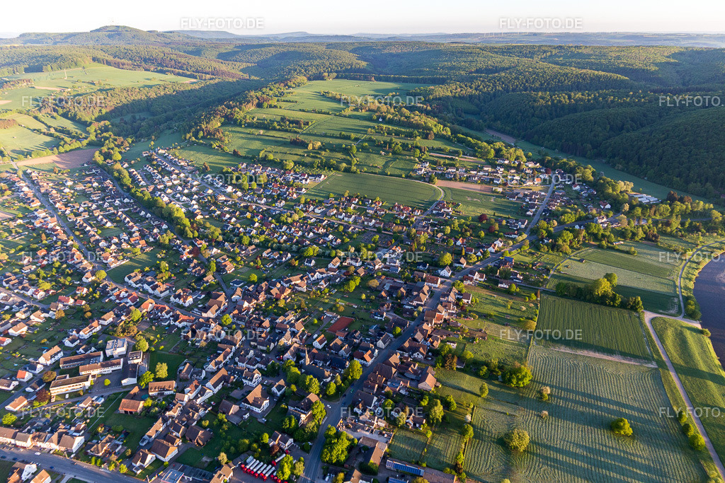 Ortsansicht der Straßen und Häuser der Wohngebiete in der von Bergen umgebenen Tallandschaft in Stahle | Luftbild: Ortsansicht der Straßen und Häuser der Wohngebiete in der von Bergen umgebenen Tallandschaft in Stahle im Ortsteil Stahle in Höxter im Bundesland Nordrhein-Westfalen in Deutschland. Foto: IMG_107104.jpg vom 05.05.2018 durch Werner Riehm/FLY-FOTO.de - Realisiert mit Pictrs.com