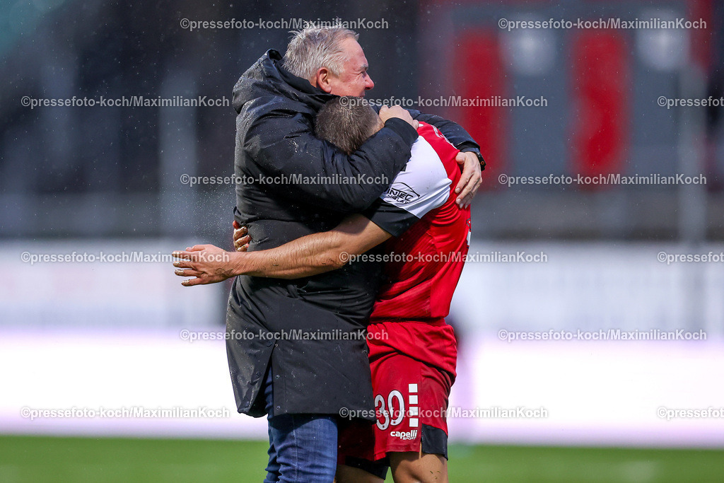 FCVK21122401102 | 21.12.2024, Fußball, FC Viktoria Köln – SV Sandhausen, 3.Liga, Sportpark Höhenberg, Saison 2024 2025: Serhat-Semih Güler (Viktoria Köln #30) trifft zum 2:0. Torjubel Torschütze Serhat-Semih Güler (Viktoria Köln #30) trifft zum 2:0 zusammen mit Olaf Janßen (Viktoria Köln Cheftrainer)DFB regulations prohibit any use of photographs as image sequences and or quasi-video.
