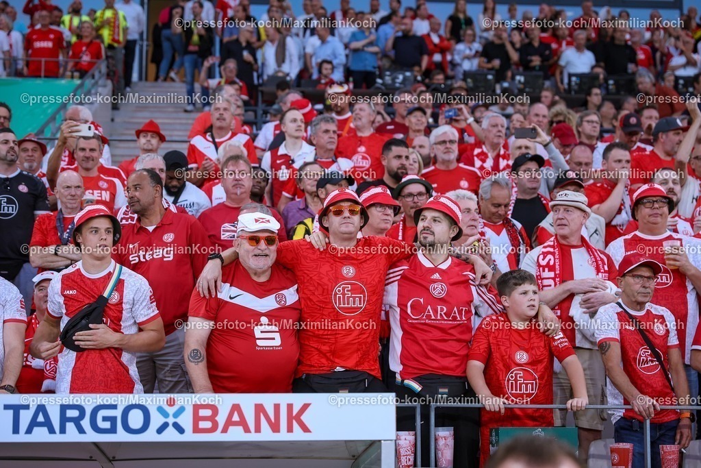 DFB18082501275 | 2025.08.18, Fußball, 1.Runde DFB-Pokal, Rot-Weiss Essen - Borussia Dortmund, Stadion Hafenstraße, Saison 2025 2026: Zuschauer Fans Fan auf der Westtribüne feuern die Mannschaft an DFB regulations prohibit any use of photographs as image sequences and or quasi-video.