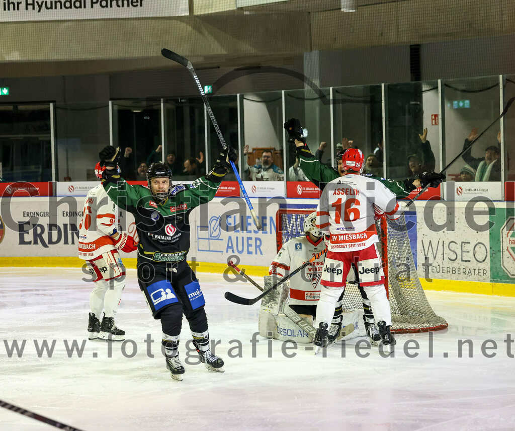 2023-03-10_080_TSV_Erding_gegen_TEV_Miesbach | Erding, Deutschland, 10.03.2023:
Eishockey, Bayernliga Playoffs 2022 / 2023, Halbfinale, TSV Erding gegen TEV Miesbach, Endergebnis: 2:0

Michael Franz (Erding Gladiators, #13), Moritz Schlickenrieder (TEV Miesbach, #25), Patrick Asselin (TEV Miesbach, #16)

Foto: Christian Riedel / fotografie-riedel.net