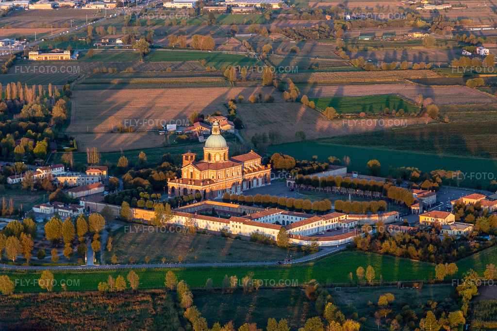 Aerial view: Santuario di Caravaggi in the district Santuario di Caravaggio in Caravaggio in the state Bergamo, Italy. – Photo: IMG_134432.jpg taken on 09/19/2022 by Werner Riehm/FLY-FOTO.com – Resolution of the original: 5225 x 3484 px