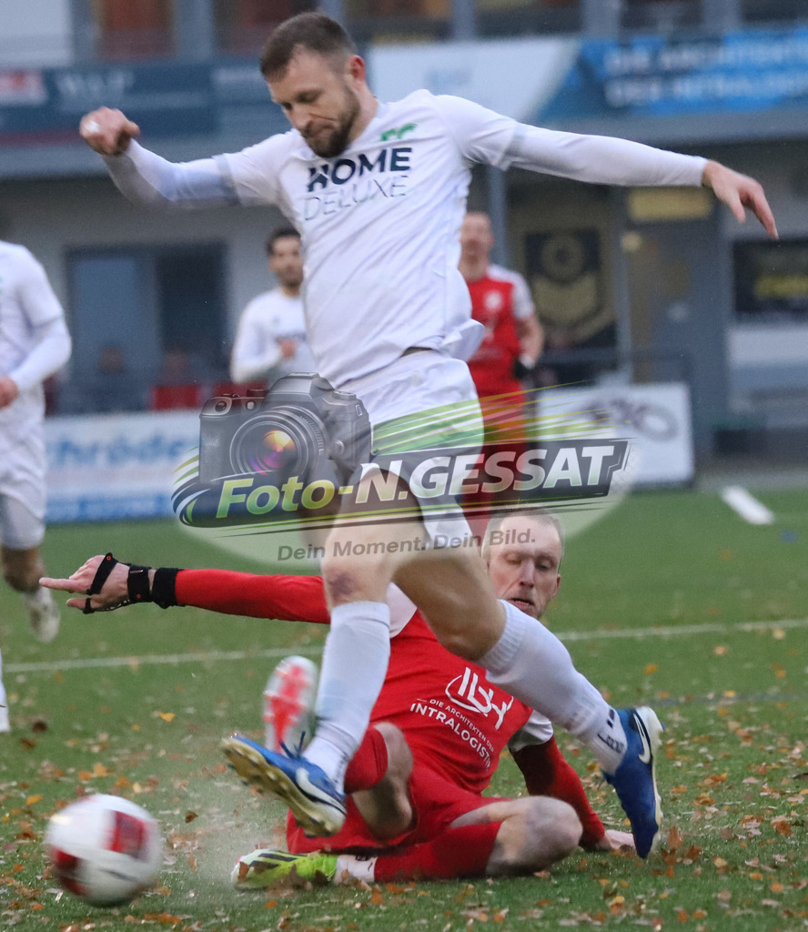 FC RW Kirchlengern - FC Lübbecke | Auf dem Bild zu sehen: rot FC RW Kirchlengern: Lennard Wüllner ; weiß FC Lübbecke: Robert WiensFC RW Kirchlengern, FC Lübbecke, Saison 25/26, Landesliga, Kirchlengern, Deutschland - Realisiert mit Pictrs.com
