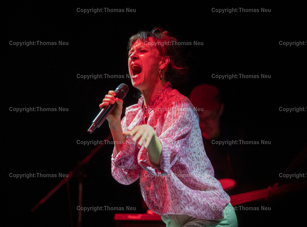 DSC_0288 | Im Parktheater Bensheim fand am 28. März 2026 die Verleihung des Eysoldt-Rings 2025 statt – eine der bedeutendsten Auszeichnungen für Schauspielkunst im deutschsprachigen Raum. Der Preis ging an Thomas Schmauser, der für seine herausragende darstellerische Leistung geehrt wurde.Im Rahmen der Veranstaltung wurde außerdem der Kurt-Hübner-Regiepreis an Fritzi Wartenberg verliehen, die für ihre besondere künstlerische Handschrift und Regiearbeit ausgezeichnet wurde.Musikalischer Teil war Katharina Bach mit ihrer Band "Bitchboy" ,Bild: Thomas Neu