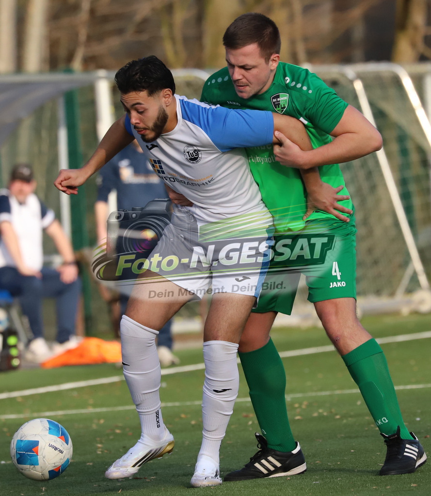 SC Bünde - TuS Brake | Auf dem Bild zu sehen: grün SC Bünde: Malte Lohmeier  ; weiß TuS Brake: Joshua Elias Quintana OrtuzarSC Bünde, TuS Brake, Saison 25/26, Bezirksliga, Deutschland - Realisiert mit Pictrs.com