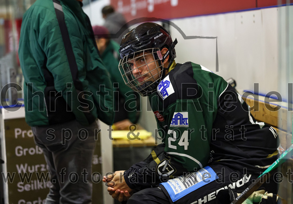 2022-11-06_065_TSV_Erding_gegen_EHC_Koenigsbrunn | Erding, Deutschland, 06.11.2022:
Eishockey, Bayernliga 2022 / 2023, 11. Spieltag, TSV Erding gegen EHC Königsbrunn, Endergebnis: 1:7

Lukas Krämmer (Erding Gladiators, #24)

Foto: Christian Riedel / fotografie-riedel.net