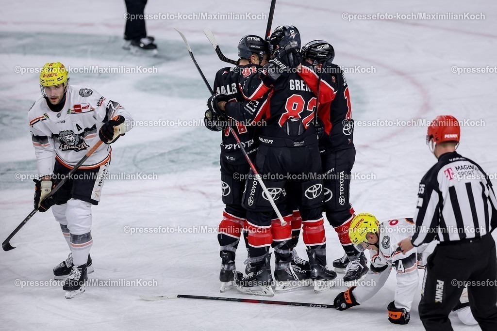 Koe30122401057 | 30.12.2024, Eishockey, Penny DEL, Kölner Haie - Löwen Frankfurt, Spieltag 32, Lanxess-Arena Köln: Torjubel nach dem 1:1 durch Torschütze Moritz Müller (Kölner Haie #91)