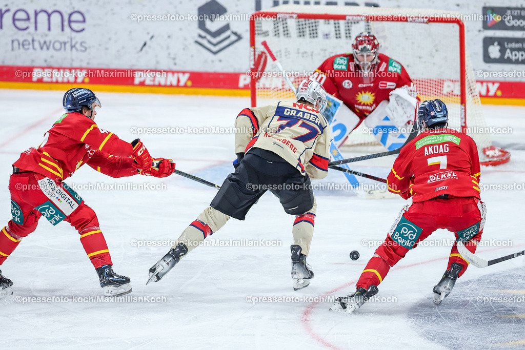 DEG17112401014 | 17.11.2024, Düsseldorf, Eishockey, Penny DEL, PSD-BANK Dome, Düsseldorfer EG - Nürnberg Ice Tigers: Will Graber (NIT #77) läuft auf das Tor von Goalie Henrik Haukeland (DEG #40) zu 