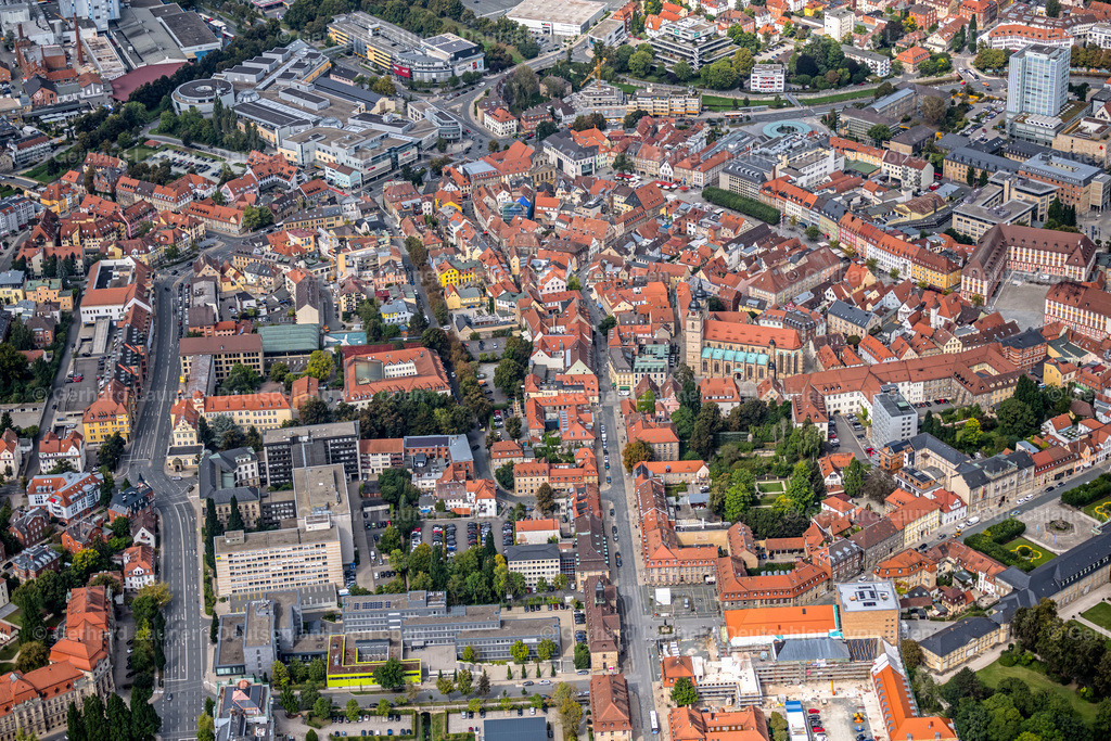 4060241 | BAYREUTH 07.09.2021 Stadtzentrum im Innenstadtbereich entlang der Maximilianstraße in Bayreuth im Bundesland Bayern. // The city center in the downtown are in Bayreuth in the state Bavaria. Foto: Gerhard Launer