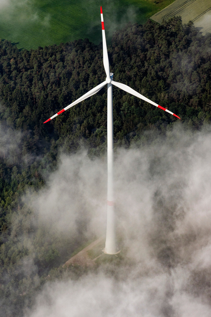 dr__0024128.jpg | FLACHSLANDEN 17.06.2019 Wetterbedingt in eine Wolken- Schicht eingebettete Windenergieanlagen in Flachslanden im Bundesland Bayern, Deutschland. // Weather-induced wind energy installations embedded in a clouds layer in Flachslanden in the state Bavaria, Germany. Foto: Daniel Reiter