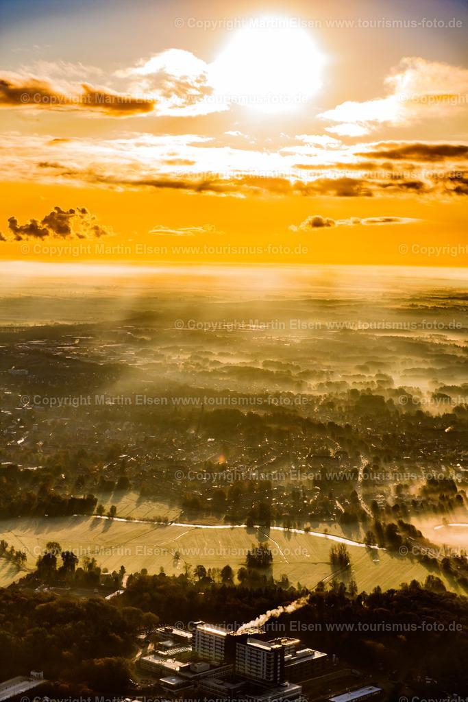 Stade im Sonnenaufgang_ELS_5938291019 | Stade - Aufnahmedatum: 29.10.2019, Aufnahmehöhe:  m, Koordinaten:  - , Bildgröße: 5504 x  8256 Pixel - Copyright 2019 by Martin Elsen, Kontakt: Tel.: +49 157 74581206, E-Mail: info@schoenes-foto.deSchlagwörter:Niedersachsen,Landkreis Stade,Schwinge,Fluß,Nebel,Sonnenaufgang,Stimmung,Luftbild,Luftbilder,Deutschland - Realisiert mit Pictrs.com