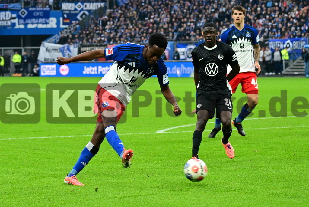KBS Picture_HSV-Wolfsburg_021 | v.l. Lokonga Albert Sambi (HSV) , Kumbedi Sael (VfL Wolfsburg) ,Sportplatz :  Volksparkstadion, - Realisiert mit Pictrs.com