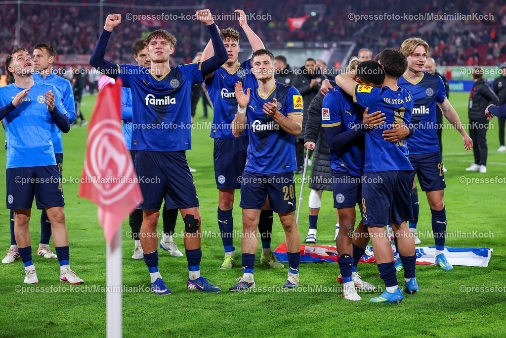 F9510042601138 | 10.04.2026, Fußball, Fortuna Düsseldorf - Holstein Kiel, 2. Fußball Bundesliga, Herren, Merkur Spiel-Arena, 29. Spieltag, Saison 2025 2026: Abschlussjubel nach dem 2:1 Sieg für Holstein Kiel Frederik Roslyng&nbsp; (Holstein Kiel #02) Adrián Kaprálik&nbsp; (Holstein Kiel #20) Umut Tohumcu&nbsp; (Holstein Kiel #08)  DFB regulations prohibit any use of photographs as image sequences and or quasi-video.