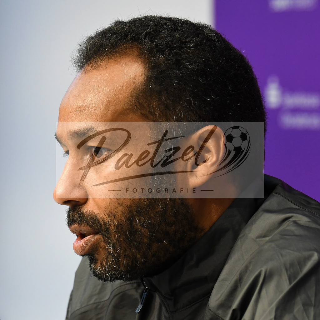 20200304_PKOSNA_0003 | Fussball, Herren: Trainer Daniel Thioune (VfL Osnabrueck) schaut waehrend der Pressekonferenz des VfL Osnabrueck im Presseraum des Stadion an der Bremer Bruecke am 04.03.2020 in Osnabrueck, Deutschland. - Realisiert mit Pictrs.com