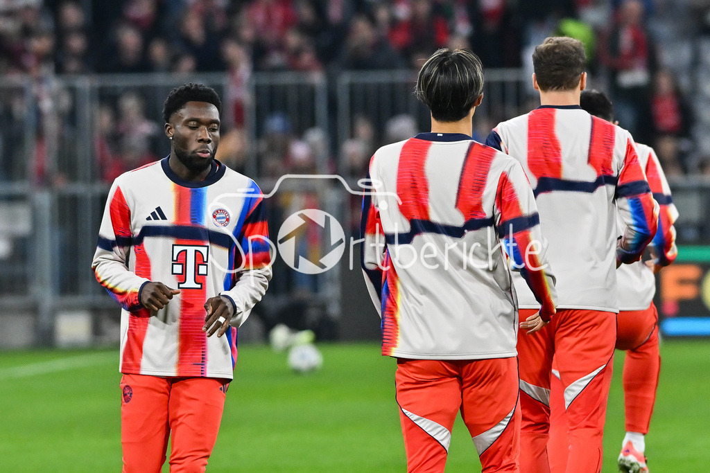 FC Bayern München - Sporting Lissabon | MUNICH, GERMANY - 09. DECEMBER: heute erstmals wieder im Kader - Alphonso DAVIES (FC Bayern Munich 19) / Einzelfoto / Freisteller vor dem Match zwischen dem FC Bayern München und Sporting Lissabon am 6. Spieltag der UEFA Champions League Ligaphase in der Allianz Arena