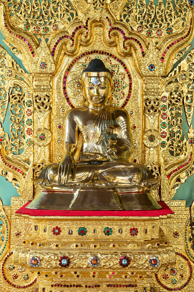 MW1017-9426 | Sitzende Buddha-Figur in Myanmar 
 - Realisiert mit Pictrs.com