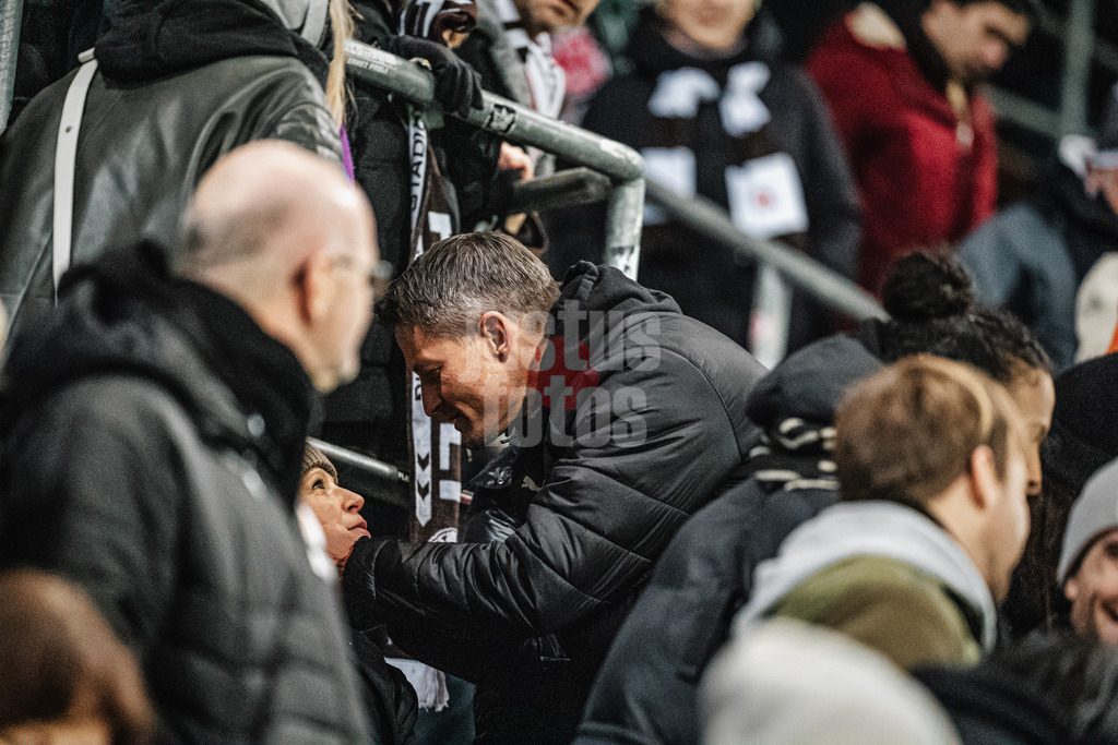 Fußball | Männer | Saison 2024/2025  | Fußball-Bundesliga | 12. Spieltag | FC St. Pauli vs. Holstein Kiel | 29.11.2024 | Rechts Trainer Alexander Blessin (FC St. Pauli) und links seine Frau Charlotte