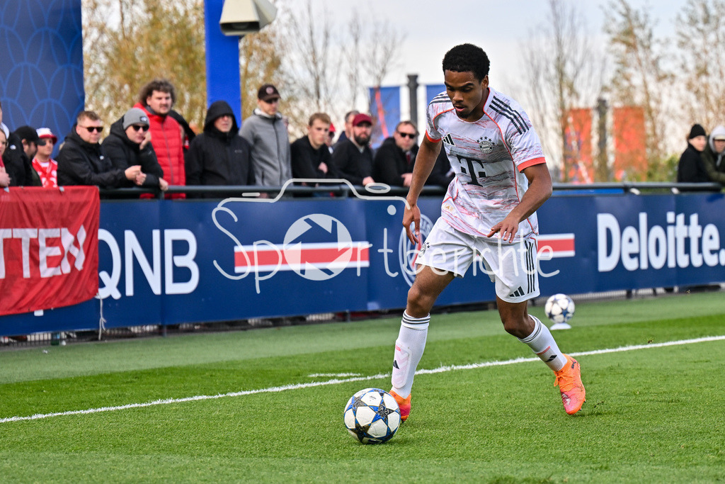 Paris Saint Germain U19 - FC Bayern München U19 | PARIS, FRANKREICH - 4. NOVEMBER: am Ball Chivano WIJKS (FCB Bayern München U19 2) beim Ligaspiel zwischen der U19 von Paris Saint Germain und der U19 des FC Bayern München am 4. Spieltag der UEFA Youth League am PSG Campus am 04.11.2025