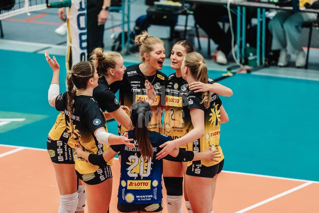 Volleyball | Frauen | Saison 2025/2026 | Volleyball Bundesliga | ETV Hamburger Volksbank Volleys vs. VfB Suhl LOTTO Thüringen | 07.03.2026 | Suhl jubelt, in der Mitte von links Hannah Hartmann (#5, VfB Suhl LOTTO Thüringen) und Irene del Carmen Ramos Mencia (#2, VfB Suhl LOTTO Thüringen)