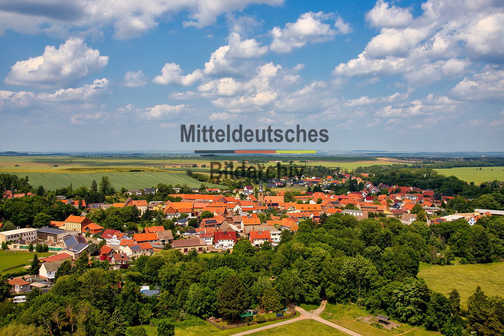 Meisdorf-Harz-Luftbild-Sachsen-Anhalt_5091 | Die Luftaufnahmen zeigen Meisdorf aus unterschiedlichen Perspektiven. Eine Aufnahme dokumentiert den Ort im Selketal, während die zweite Aufnahme das Schloss Meisdorf in den Mittelpunkt stellt. Gemeinsam vermitteln die Bilder einen Überblick über den Ort und sein historisches Bauwerk.
 - Realisiert mit Pictrs.com