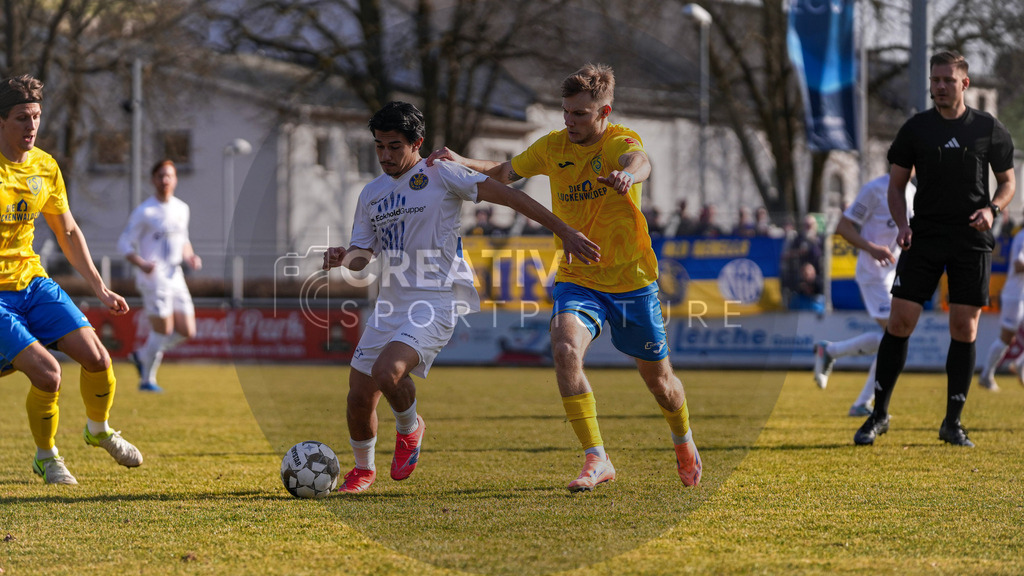 Fußball, Herren, Saison 2025/2026, Regionalliga Nordost, 24. Spieltag, FSV 63 Luckenwalde vs. 1.FC Lokomotive Leipzig, Samstag 28.02.2026, Werner-Seelenbinder-Stadion Luckenwalde, | Fußball, Herren, Saison 2025/2026, Regionalliga Nordost, 24. Spieltag, FSV 63 Luckenwalde vs. 1.FC Lokomotive Leipzig, Samstag 28.02.2026, Werner-Seelenbinder-Stadion Luckenwalde, Im Bild: Eren Öztürk (l. Leipzig) und Fabio Schneider (r. Luckenwalde) - Realisiert mit Pictrs.com