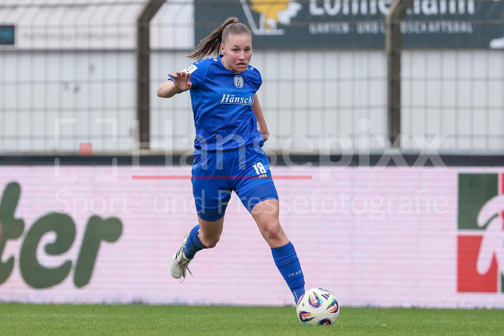 Fussball, 2. Frauen-Bundesliga, SV Meppen - VfB Stuttgart | Lana Hubbeling (SV Meppen, 18) am Ball, Freisteller, Einzelbild, Ganzkörper, Aktion, Action, Spielszene, DIE DFB-RICHTLINIEN UNTERSAGEN JEGLICHE NUTZUNG VON FOTOS ALS SEQUENZBILDER UND/ODER VIDEOÄHNLICHE FOTOSTRECKEN. DFB REGULATIONS PROHIBIT ANY USE OF PHOTOGRAPHS AS IMAGE SEQUENCES AND/OR QUASI-VIDEO.
