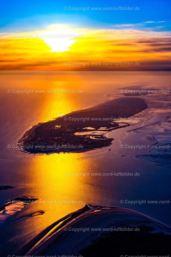 Norderney_Sonnenaufgang_ELS_5790190523 | NORDERNEY 19.05.2023 Küstenbereich der Nordsee - Insel Norderney bei Sonnenaufgang in Norderney im Bundesland Niedersachsen, Deutschland. // Coastal area of the North Sea - the island of Norderney at sunrise in Norderney in the state Lower Saxony, Germany. Foto: Martin Elsen