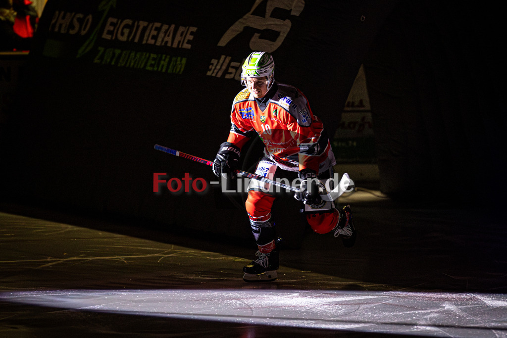 TSV Peißenberg MINERS gegen ESC Kempten SHARKS | Eishockey Bayernliga Herren Pre-Playoffs 2024/25, TSV Peißenberg MINERS gegen ESC Kempten SHARKS, 20250131,Florian HÖFLER (MINERS 10) beim Einlauf, Eröffung,2025-01-31 in Peißenberg (Eisstadion Peißenberg)Florian HÖFLER (MINERS 10)Copyright: WolfgangxLindner foto-lindner.de
