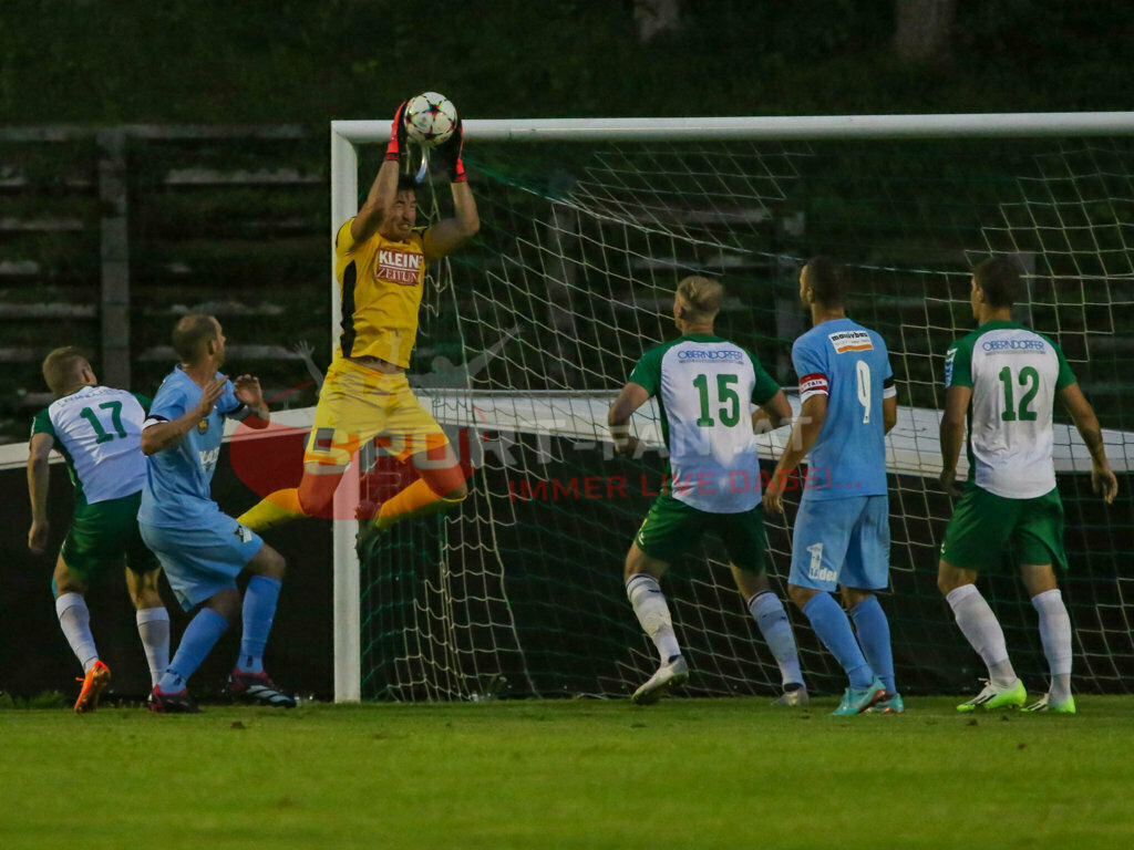 VST Völkermarkt - SVG Bleiburg 2-2, Kärntner Liga 2. Runde | Florian Zitterer (VST Völkermark #1) Daniel Primusch (VST Völkermark #17) Matthias Maierhofer (VST Völkermark #15) Tevz Nabernik (VST Völkermark #12) Adnan Besic (SVG Bleiburg, K, #9) VST Völkermarkt - SVG Bleiburg 2-2 am 08.08.2023 in Völkermarkt
(Lilienberg Arena), Austria, (Photo by Ernst Krawagner sport-fan.at) - Realisiert mit Pictrs.com