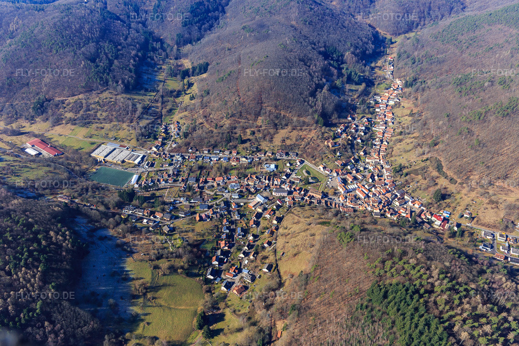 Luftbild: Dorfwiese im Zentrum aus Osten in Ramberg im Bundesland Rheinland-Pfalz in Deutschland. Foto: IMG_097030.jpg vom 25.02.2017 durch Werner Riehm/FLY-FOTO.de