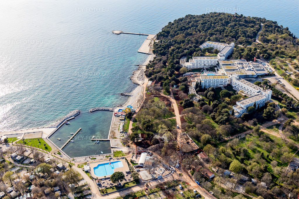 Vue aérienne: Vue de la ville à Funtana dans le département Gespanschaft Istrien, Croatie. Photo: IMG_106038.jpg prise le 13/04/2018 par Werner Riehm/FLY-FOTO.eu – Résolution de l'original: 5150 x 3433 px