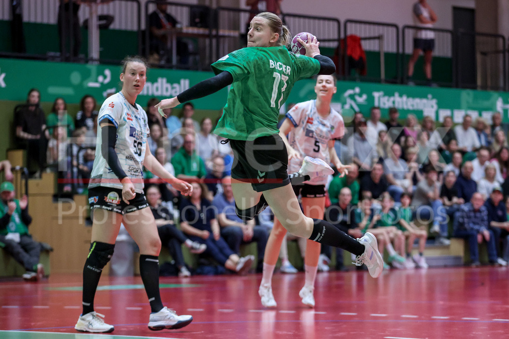 Handball, 2. Bundesliga Frauen, SV Werder Bremen - ESV 1927 Regensburg | v.li.: Meike Becker (SV Werder Bremen, 17) beim Wurf, am Ball, Spielszene, Aktion, Action