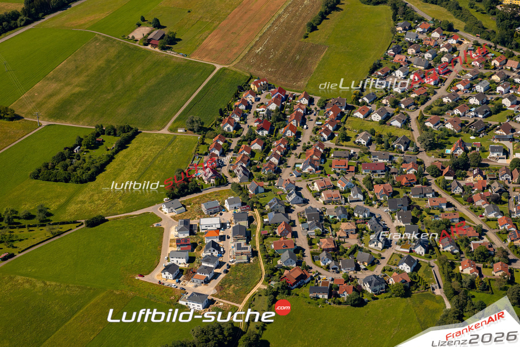 Das Luftbild zeigt :  Heuchlingen - Die Luftaufnahme wurde 2024 vom UL-Flugzeug aus erstellt ( keine Drohne ) - Hochauflösende Luftaufnahme - Für grossformatige Ausdrucke geeignet. Die Geschenkidee !Mit Lizenz und Bildrechte bestellbar