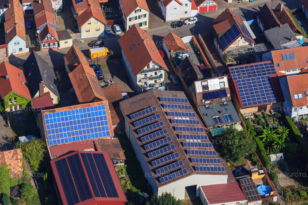 Luftbild: Scheuern mit PV-Dächern an der Rheinstr in Kandel im Bundesland Rheinland-Pfalz in Deutschland. Foto: IMG_094995.jpg vom 24.09.2016 durch Werner Riehm/FLY-FOTO.de