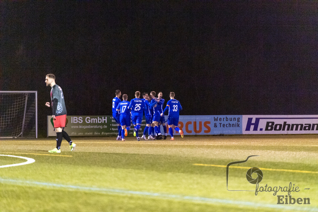 FC Rastede-FC Hude | Herren Bezirksliga; FC Rastede (blau)-FC Hude (grau) am 27.03.2024; in Rastede (Sportanlage Köttersweg), Photo: Philip Eiben 2024 - Realisiert mit Pictrs.com