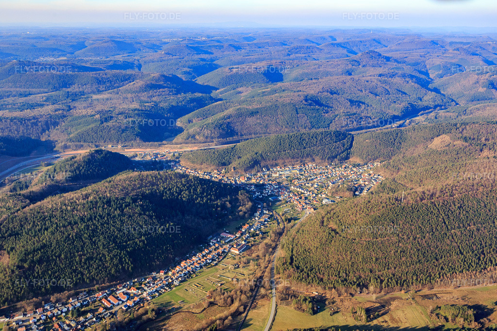 Luftbild: Ortsansicht in Hinterweidenthal im Bundesland Rheinland-Pfalz in Deutschland. Foto: IMG_086776.jpg vom 26.03.2016 durch Werner Riehm/FLY-FOTO.de