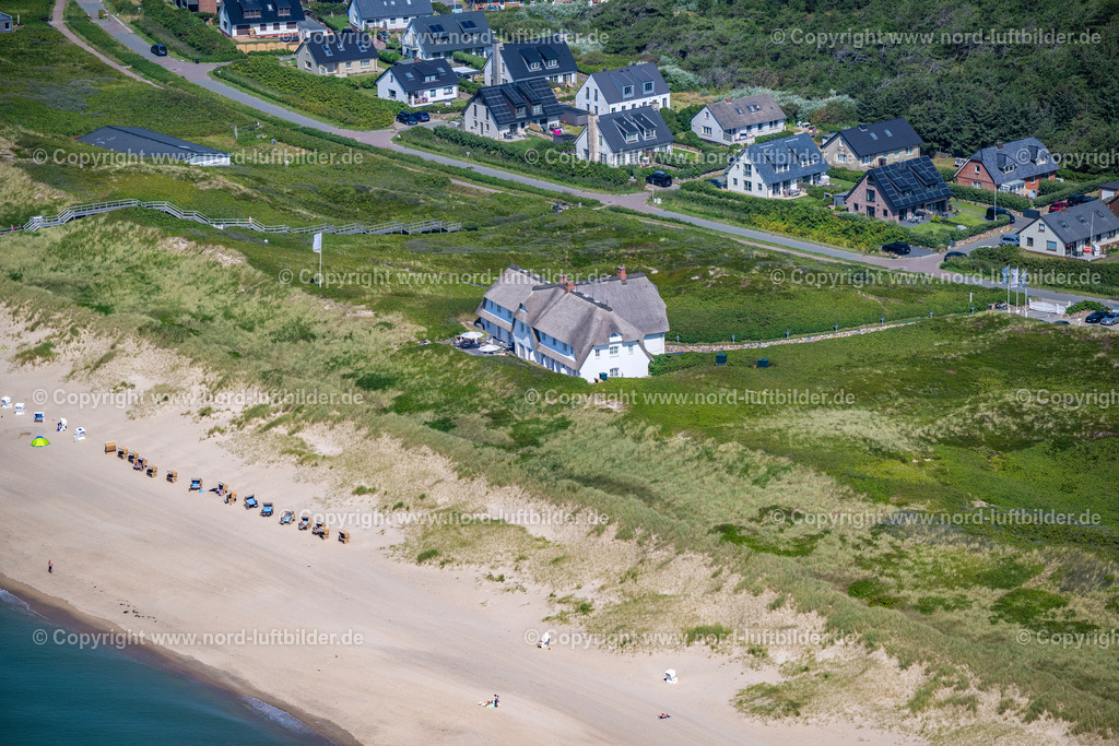 Sylt_Rantum_Slring_Hof_ELS_6111130825 | SYLT 21.06.2025 Gebäudekomplex der Hotelanlage " SÖL`Ring Hof " im Ortsteil Rantum (Sylt) in Sylt auf der Insel Sylt im Bundesland Schleswig-Holstein, Deutschland. Weiterführende Informationen bei: Sölring Hof. // Complex of the hotel building " SOeL`Ring Hof " in the district Rantum (Sylt) in Sylt on Island Sylt in the state Schleswig-Holstein, Germany. Further information at: Soelring Hof. Foto: Martin Elsen