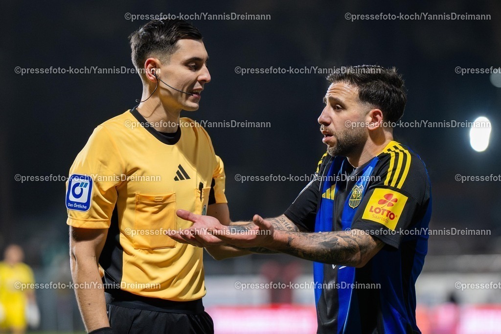 xYDR2802250101047 | 28.02.2025, xydrx, Fußball, Viktoria Köln - 1.FC Saarbrücken, 3.Liga, Sportpark Höhenberg, Saison 2024 2025: Calogero Rizzuto (1.FC Saarbrücken #7) im Gespräch gestikulierend mit Timon Schulz (Schiedsrichter). DFB regulations prohibit any use of photographs as image sequences and or quasi-video.