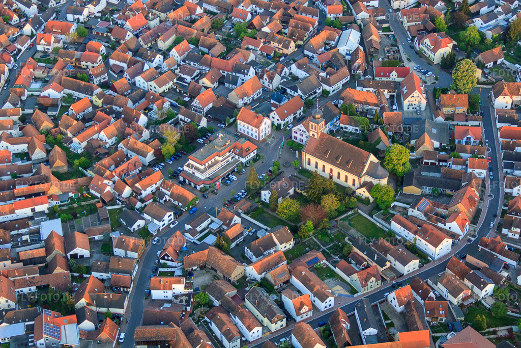 Luftbild: Kirche Hagenbach und Sparkasse Südpfalz in der Ludwigstraße in Hagenbach im Bundesland Rheinland-Pfalz in Deutschland. Foto: IMG_64475.jpg vom 17.04.2014 durch Werner Riehm/FLY-FOTO.deSparkasse Südpfalz