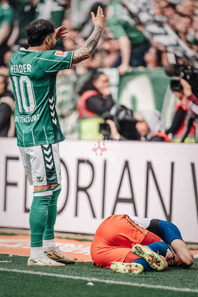 Fußball | Männer | Saison 2025/2026 | 1. Fußball-Bundesliga | 30. Spieltag | SV Werder Bremen vs. Hamburger SV | 18.04.2026 | v.l. Leonardo Bittencourt (#10, SV Werder Bremen) schreit Miro Muheim (#28, HSV) an während dieser verletzt am Boden liegt