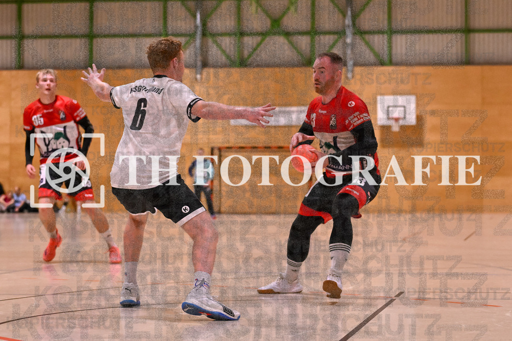 GER, SG Maulburg/Steinen - HSG Dreiland, Handball, Landesliga Suedbaden, 4. Spieltag, Saison 2024/2025, 12.10.2024 | Andre Leuchtmann (SG Maulburg/Steinen, #13) am Ball und vor Sandro Diego Di Gesualdo (HSG Dreiland, #06)GER, SG Maulburg/Steinen - HSG Dreiland, Handball, Landesliga Suedbaden, 4. Spieltag, Saison 2024/2025, 12.10.2024Foto: TH Fotografie/Thomas Hess