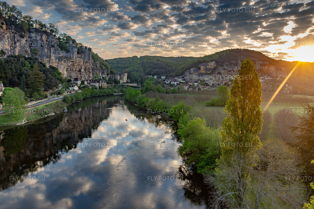 Vue aérienne: Château de la Malartrie surplombant la Dordogne au lever du soleil, vu d'un ballon à La Roque-Gageac dans le département Dordogne, France. Photo: IMG_113672.jpg prise le 20/04/2019 par Werner Riehm/FLY-FOTO.eu – Résolution de l'original: 5364 x 3576 px