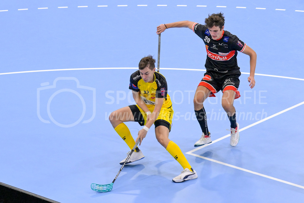 HC Rychenberg vs UHC Uster - 14. October 2022 | HC Rychenberg vs UHC Uster
AXA Arena, Winterthur
Severin Ott (#12 HC Rychenberg) vor Pascal Schmuki (#20 UHC Uster).
Bild: Sportfotografie Markus Aeschimann | www.markus-aeschimann.ch - Realisiert mit Pictrs.com