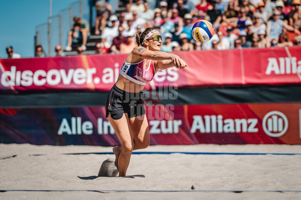 Beachvolleyball | Frauen | Allianz German Beach Tour 2024 | Tourstop Kühlungsborn | 11.08.2024 | Isabel Schneider spielt den Ball