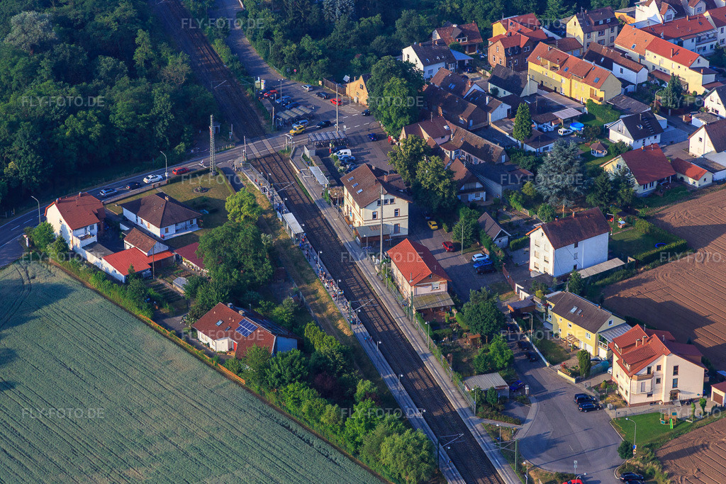 Bahnhof und Bahnübergang Speyer Straße | Luftbild: Bahnhof und Bahnübergang Speyer Straße in Lingenfeld im Bundesland Rheinland-Pfalz in Deutschland. Foto: IMG_080562.jpg vom 12.06.2015 durch Werner Riehm/FLY-FOTO.de - Realisiert mit Pictrs.com