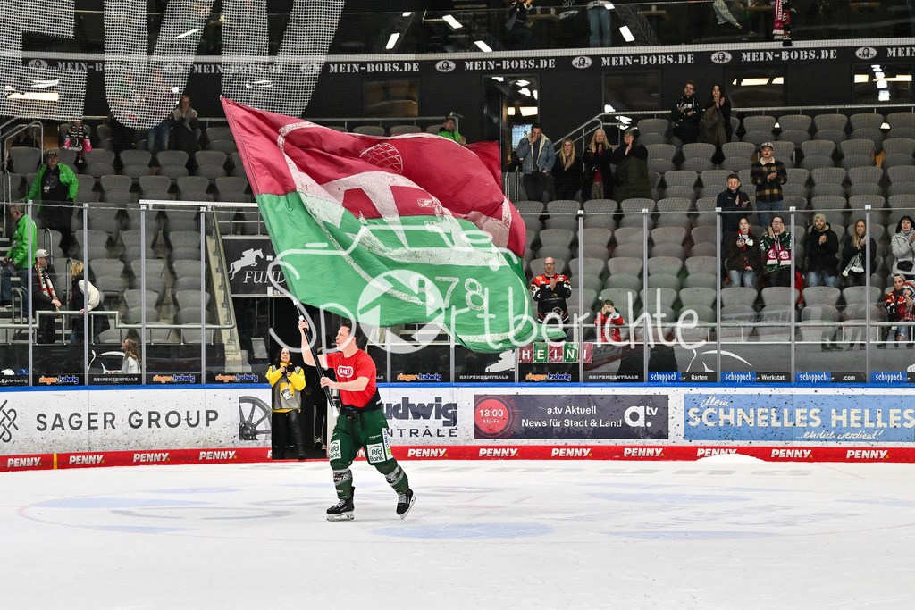 Augsburger Panther - Grizzlys Wolfsburg | AUGSBURG, GERMANY - 15. MARCH: im Bild T. J. TREVELYAN (Augsburger Panther 24) / Einzelfoto / Freisteller nach dem Match zwischen den Augsburger Panthern und den Grizzlys Wolfsburg am 52. Spieltag der Penny DEL im Curt Frenzel Stadion / der sich bei den Fans verabschiedet mit einer Fahne der Fans