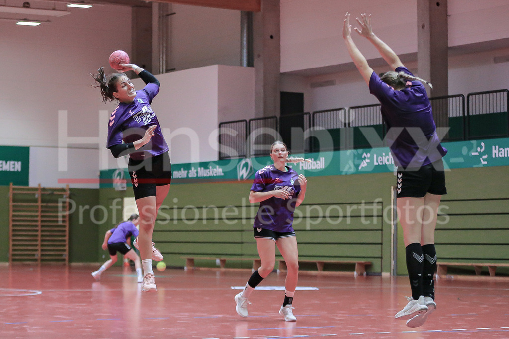 Handball, 2. Bundesliga Frauen, Training SV Werder Bremen | v.li.: Anna Lena Bergmann (SV Werder Bremen, 25) beim Wurf, am Ball, Spielszene, Aktion, Action