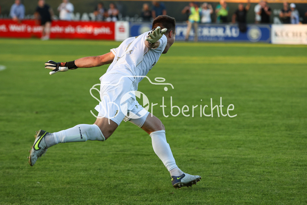 FC Pipinsried - SV Wacker Burghausen | Grenzeloser Jubel in Pipinsried nach dem Sieg im Elfmeterschiessen gegen den SV Wacker Burghausen / Daniel WITETSCHEK (FCP #1)