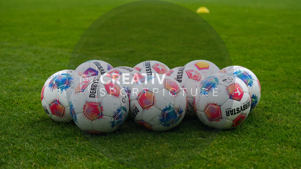 Fußball, Herren, Saison 2025/2026, Testspiel, Freundschaftsspiel, FSV 63 Luckenwalde vs. 1.FC Union Berlin, Mittwoch 08.10.2025, Werner-Seelenbinder-Stadion Luckenwalde, | Fußball, Herren, Saison 2025/2026, Testspiel, Freundschaftsspiel, FSV 63 Luckenwalde vs. 1.FC Union Berlin, Mittwoch 08.10.2025, Werner-Seelenbinder-Stadion Luckenwalde, Im Bild: Derbystar Bundesliga Bälle liegen auf dem Spielfeld bereit - Realisiert mit Pictrs.com