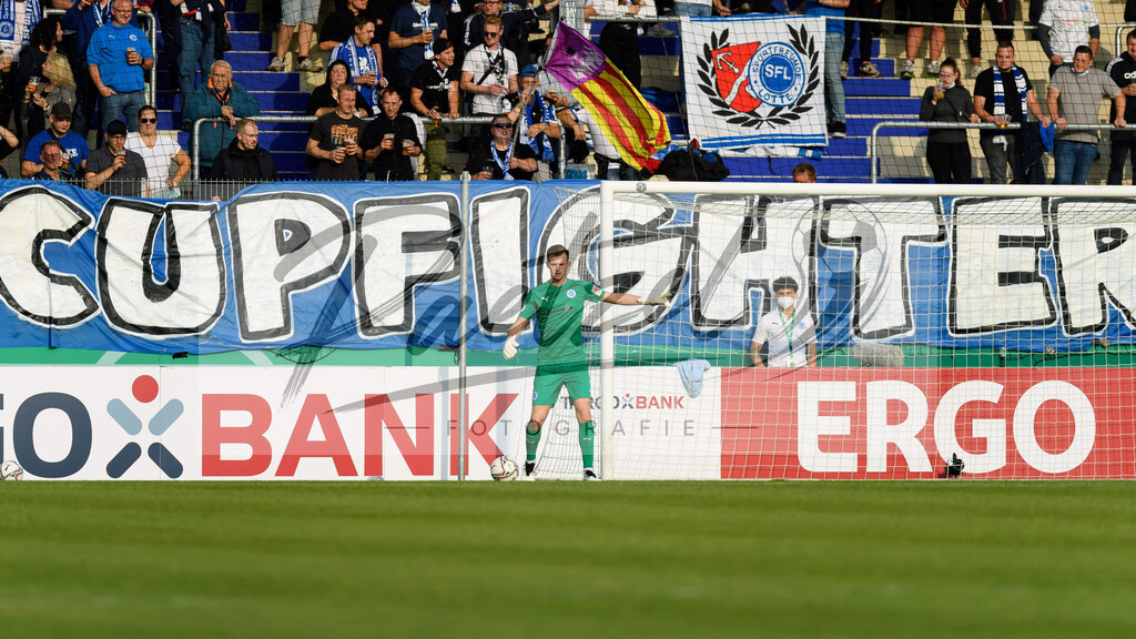 LOTKSC20210809_121 | Fussball, Herren: Torwart Jhonny Peitzmeier (Sportfreunde Lotte) in Aktion, am Ball, Einzelaktion beim Spiel der 1. Runde im DFB-Pokal zwischen SF Lotte und Karlsruher SC im Stadion am Lotter Kreuz am 09.08.2021 in Lotte, Deutschland.DFB / DFL REGULATIONS PROHIBIT ANY USE OF PHOTOGRAPHS AS IMAGE SEQUENCES AND/OR QUASI-VIDEO. - Realisiert mit Pictrs.com